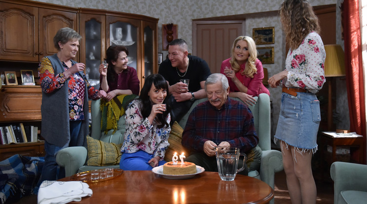 A Barátok közt utolsó epizódjainak egyikében Vili bácsi születésnapja miatt találkozik újra a Kertész család, így sok régi szereplő is visszatér /Fotó: RTL KLUB