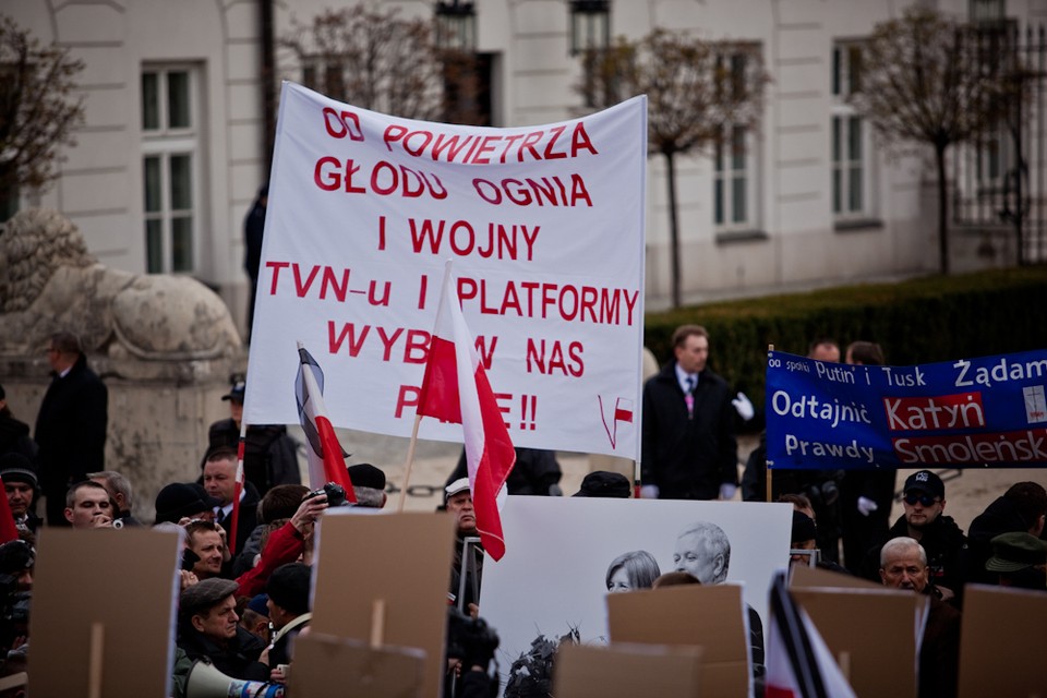 Zwolennicy PiS przed pałacem, fot. Maciej Stankiewicz