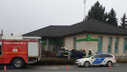 Hihetetlen dolog történt a pilisvörösvári OTP-nél, már a helyszínen a tűzoltóság és a rendőrség – fotók