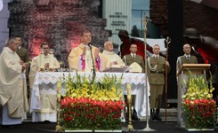 Bp. Guzdek: Ani jednym słowem ani nawet najmniejszym gestem, nie zakłócajmy powagi tych dni