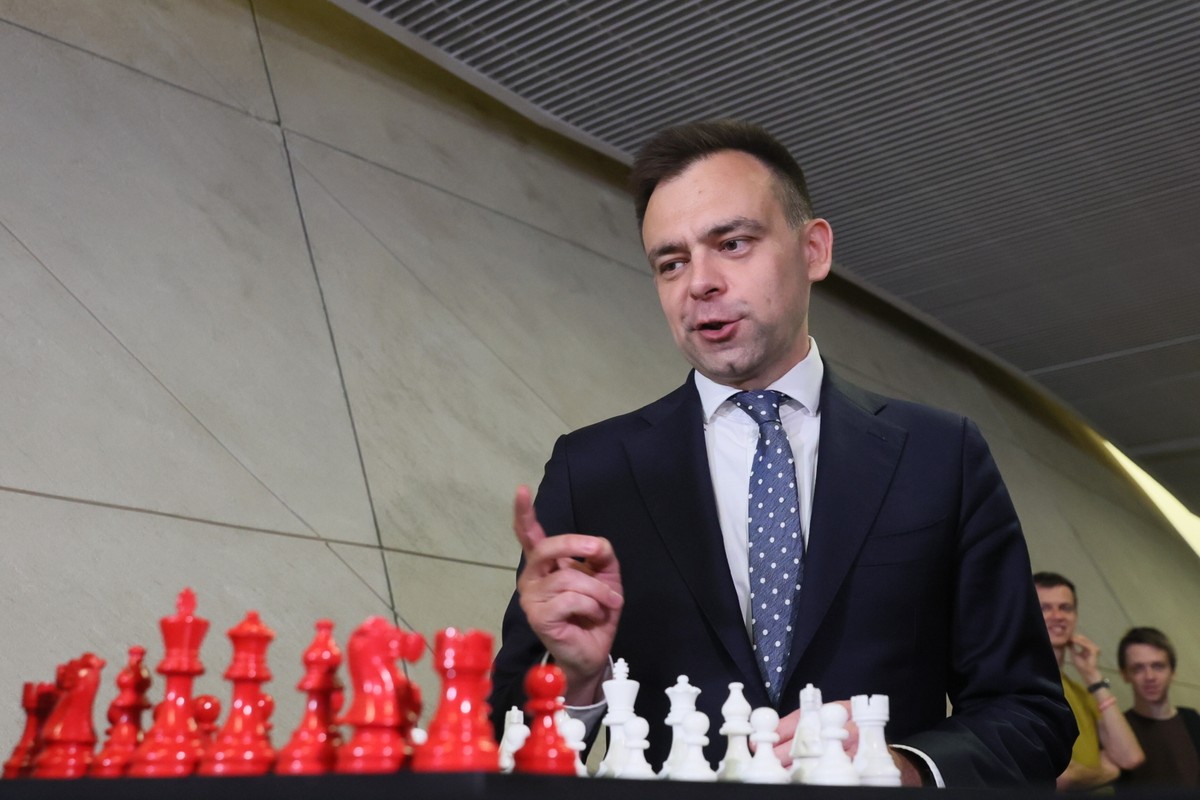 Minister finansów Andrzej Domański podczas międzynarodowego turnieju w szachach szybkich i błyskawicznych z cyklu Grand Chess Tour Superbet Rapid & Blitz Poland 2024 w Warszawie
