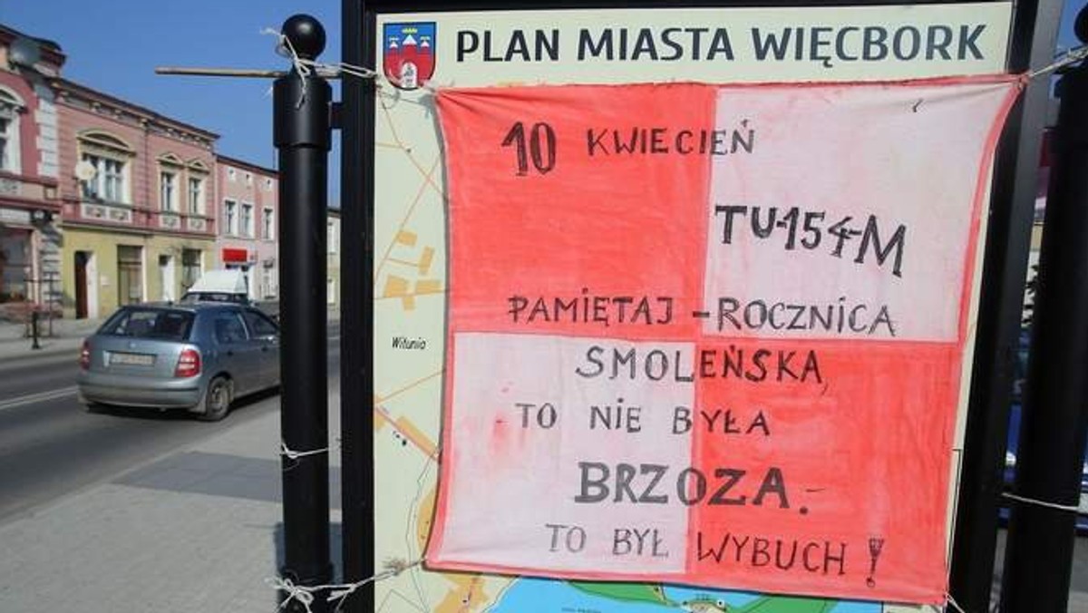 Tezy związane z wybuchem w samolocie w Smoleńsku oraz krytyczne hasła wobec rządu nikomu w Więcborku nie przeszkadzają. Więc wiszą. Hasło "To nie była brzoza. To był wybuch" i litania krytycznych uwag wobec rządu, premier Ewy Kopacz oraz posłów i senatorów wiszą sobie przy głównej ulicy Więcborka. I wszyscy udają, że problemu nie ma.