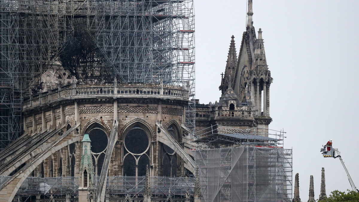 Pożar Notre Dame: ogień całkowicie ugaszony