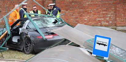 Zmiótł swoim porsche przystanek w Łodzi. "Pięć dni miałem ten samochód". W sieci pojawiło się nowe nagranie