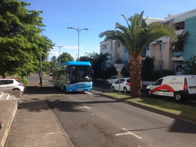 W 2010 r. na Reunion trafiło sześć autobusów Solarisa, w tym jeden z napędem hybrydowym (na zdjęciu). Z fabryki w Bolechowie pod Poznaniem pojechały na lawetach do francuskiego portu Le Havre, a potem statkiem płynęły cztery tygodnie na wyspę na końcu świata. Łącznie do Francji Solaris dostarczył już 472 pojazdy