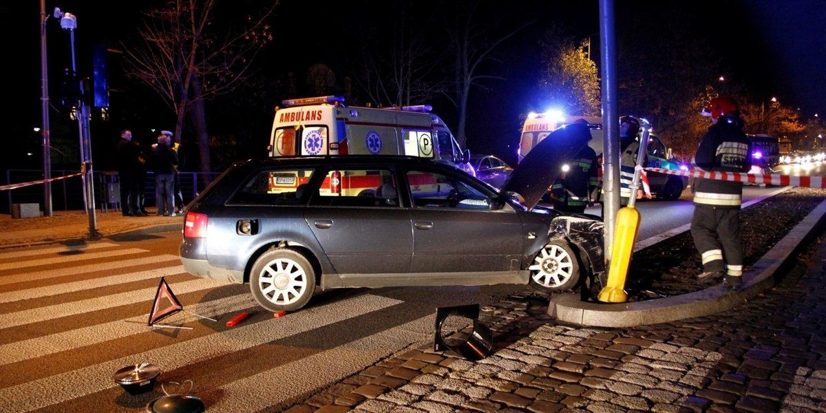 Audi staranowało przechodniów