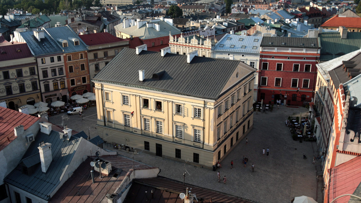 Urząd Zamówień Publicznych uznał, że umowa dotycząca wynajęcia przez miasto Lublin od prywatnego dewelopera nieistniejącego jeszcze biurowca narusza prawo. PiS chce przyspieszenia procedury unieważnienia umowy oraz ukarania prezydenta Lublina.