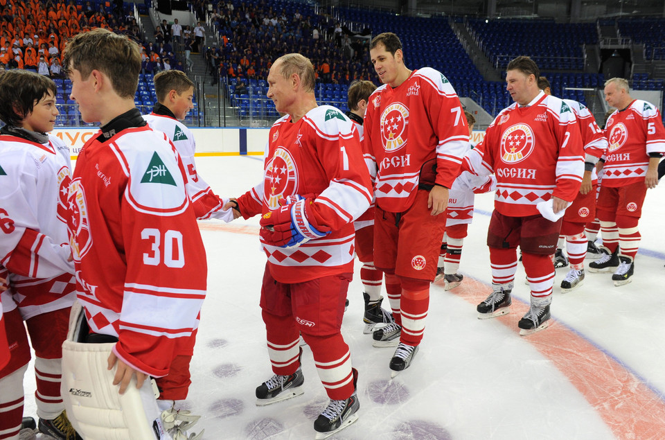 RUSSIA PUTIN ICE HOCKEY (Vladimir Putin takes part in a match between former Russian ice hockey stars and students)