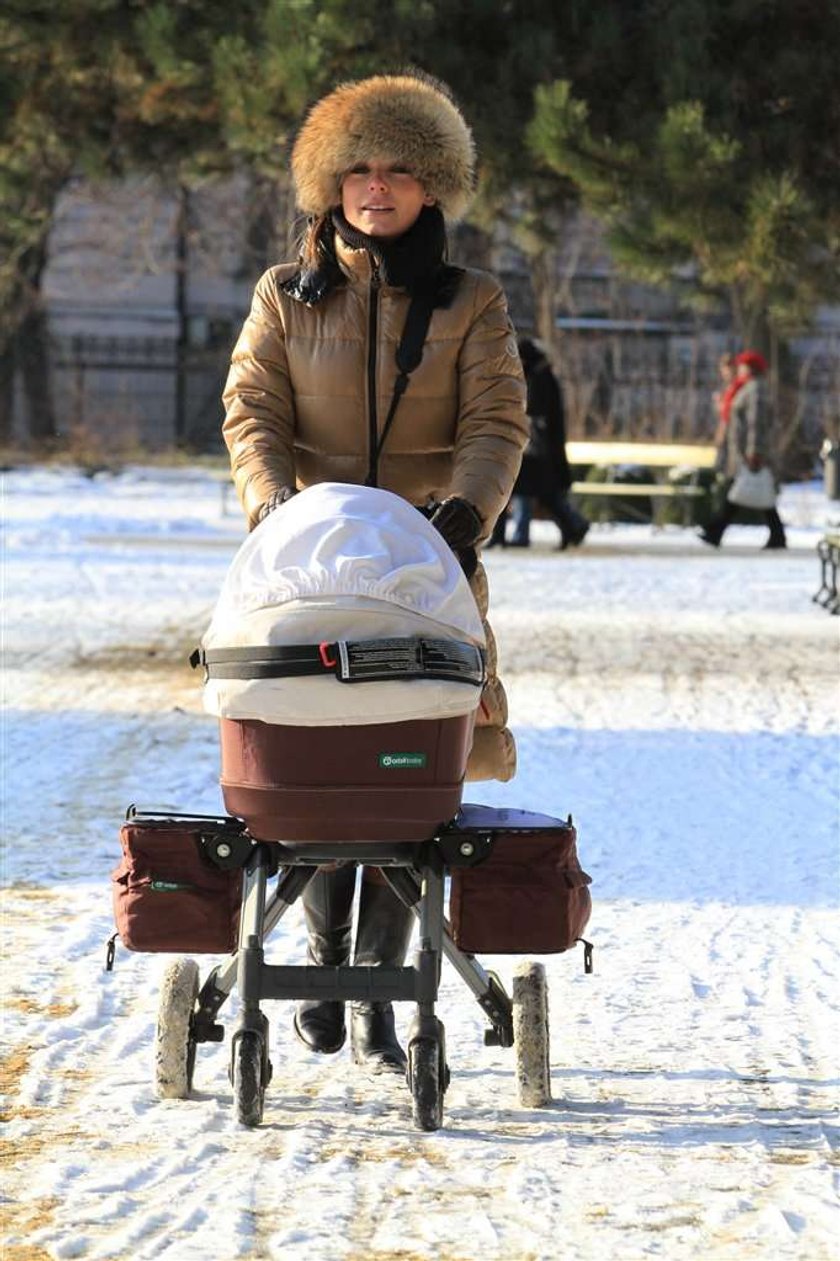 Anna Mucha z córeczką na spacerze. Foto