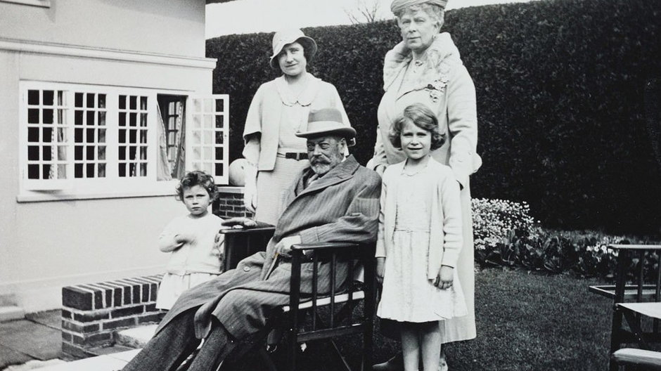 Księżniczki Elżbieta i Małgorzata wraz z matką księżną Yorku Elżbietą oraz dziadkami królem Jerzym V i królową Marią.