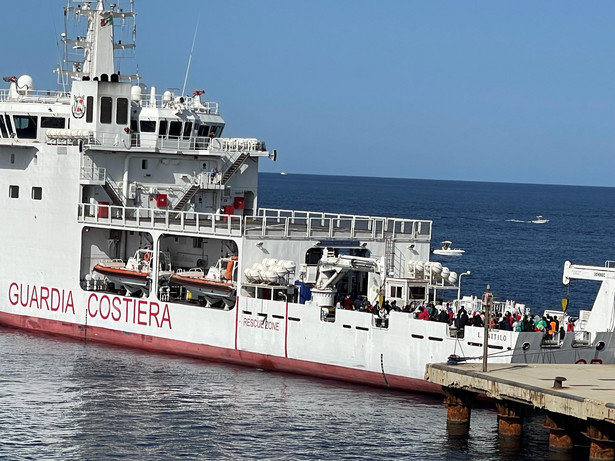 Statek włoskiej straży przybrzeżnej transportuje migrantów z Lampedusy