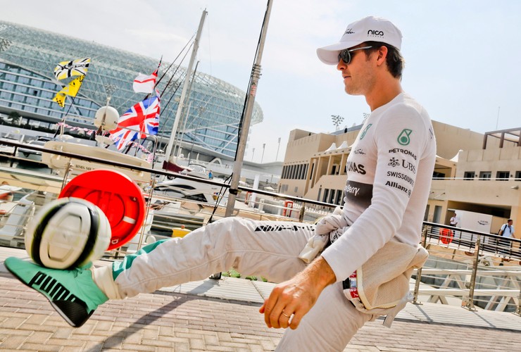 Nico Rosberg na Grand Prix do Abu Dhabi zabrał piękną dziewczynę i... piłkę