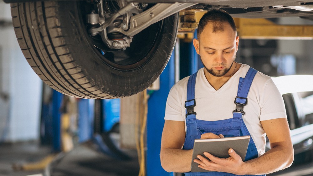 Moderný autoservis s diagnostikou – opravy dnes vyžadujú špecializované vybavenie. 