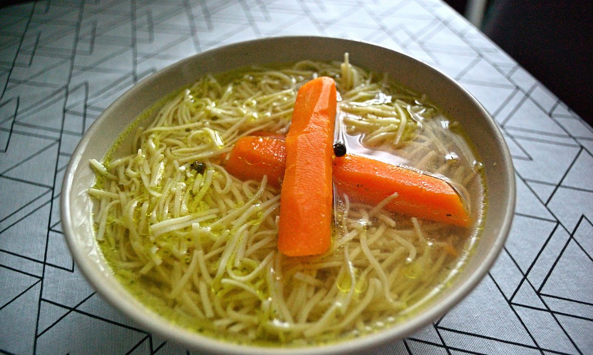 Rosół będzie przejrzysty i esencjonalny. Wystarczy jeden trik babuni