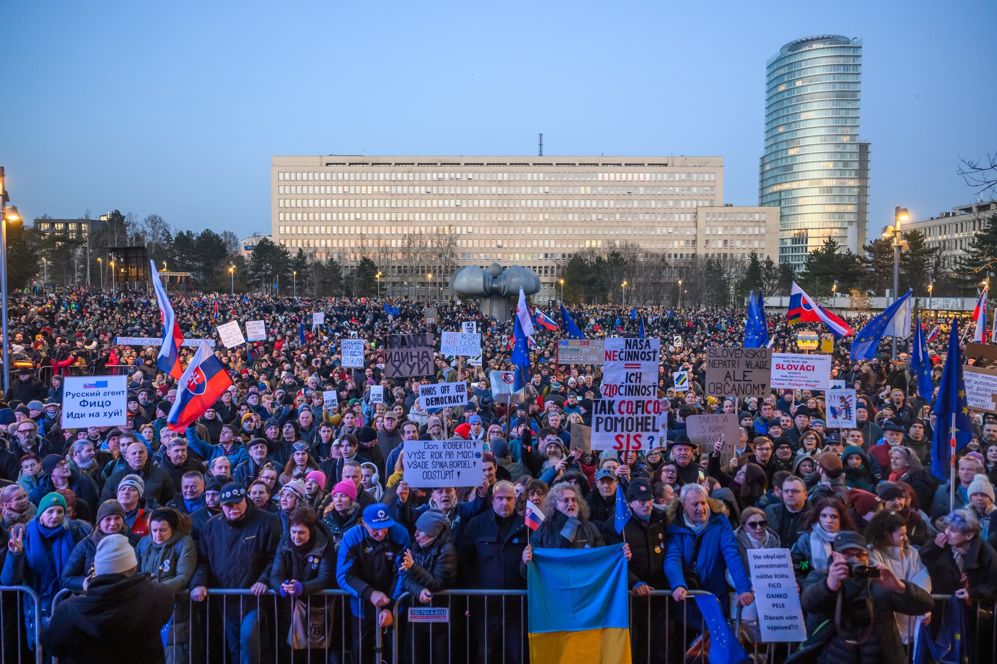 Na snímke demonštranti počas protivládneho zhromaždenia Slovensko je Európa na Námestí Slobody v Bratislave 24. januára 2025.