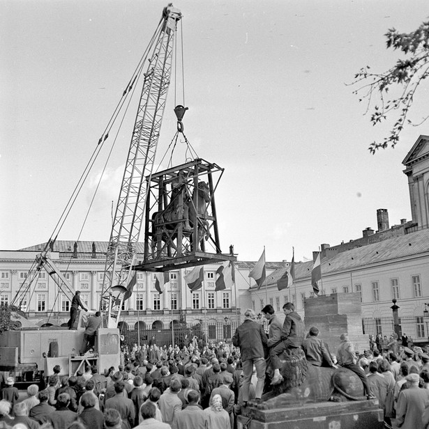 Pomnik ks. Józefa Poniatowskiego ustawiany przed dawnym Pałacem Namiestnikowskim, obecnie Pałacem Prezydenckim na Krakowskim Przedmieściu, październik 1965 r.