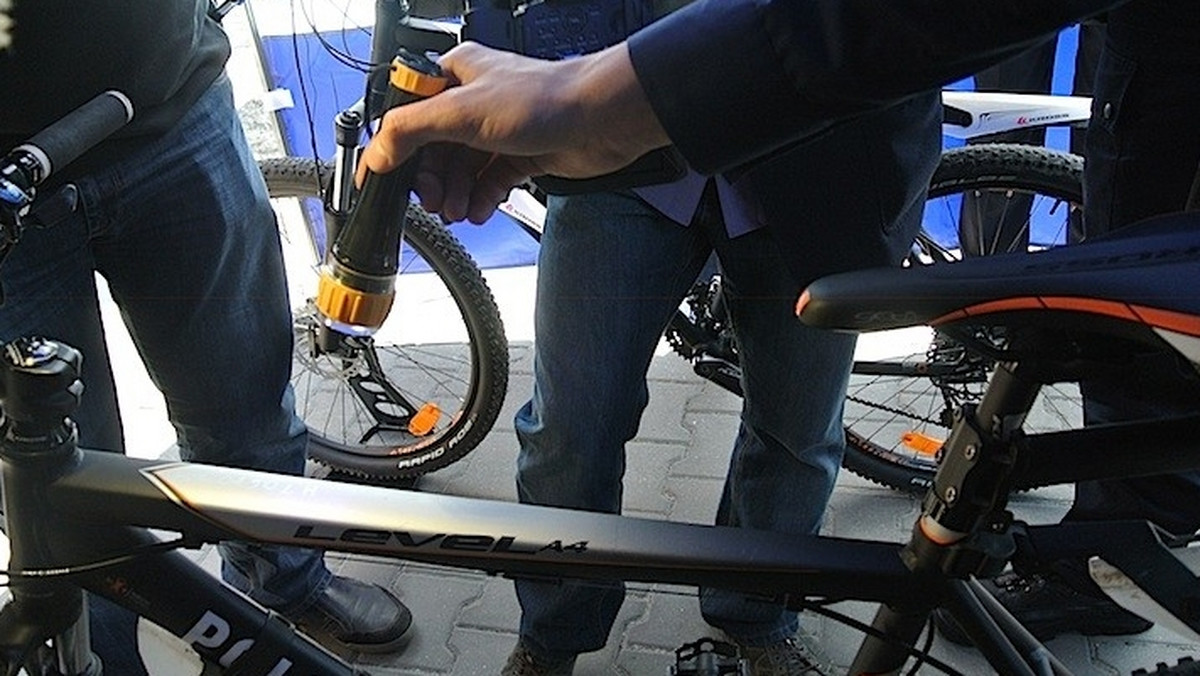 Specjalny numer w trzech miejscach, widoczny tylko w świetle ultrafioletowym, i jeszcze nalepka na ramie - tak będą oznakowane rowery tych wszystkich osób, które zdecydują się na wzięcie udziału w programie "Poznański rower - bezpieczny rower".