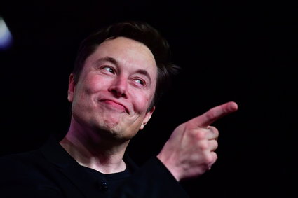 Elon Musk "zarobił" w 2018 r. więcej niż łącznie 65 kolejnych najlepiej opłacanych prezesów