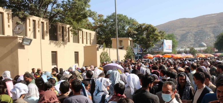 Na lotnisku w Kabulu tłumy mimo ostrzeżenia o zagrożeniu terrorystycznym