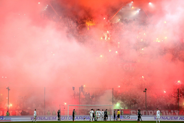 Ekstraklasa: Litości nie było. Legia surowo ukarana za odpalone race w trakcie meczu z Górnikiem