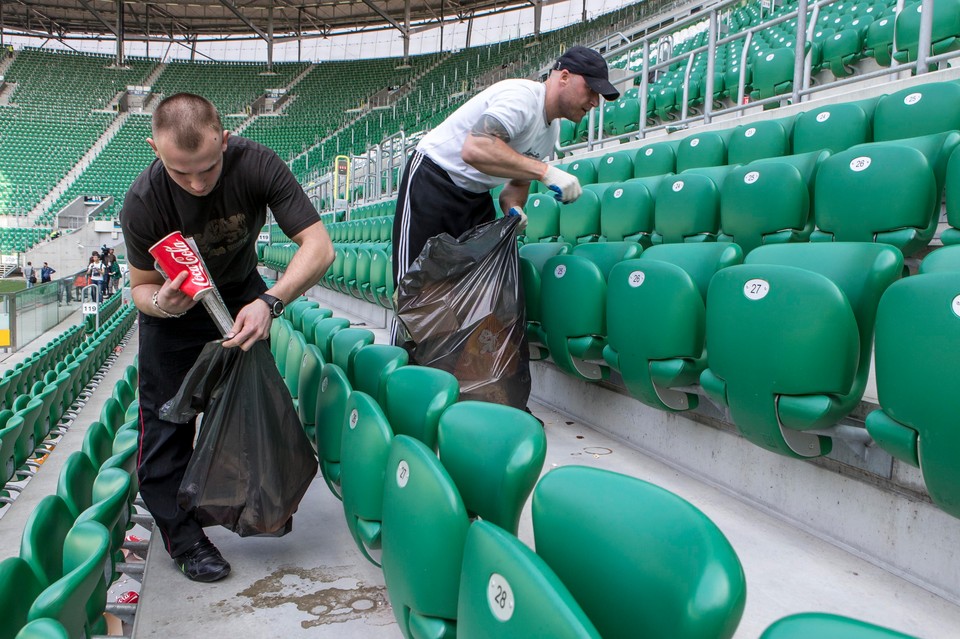 Więźniowie posprzątali wrocławski stadion