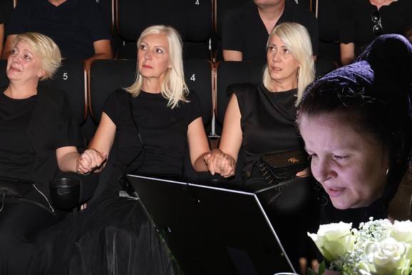 SVAKO TUGUJE ZA SEBE Ćerke i supruga Andrije Bajića se nisu pozdravile, Mala Cana se bunila zbog fotografije unuka na snimku