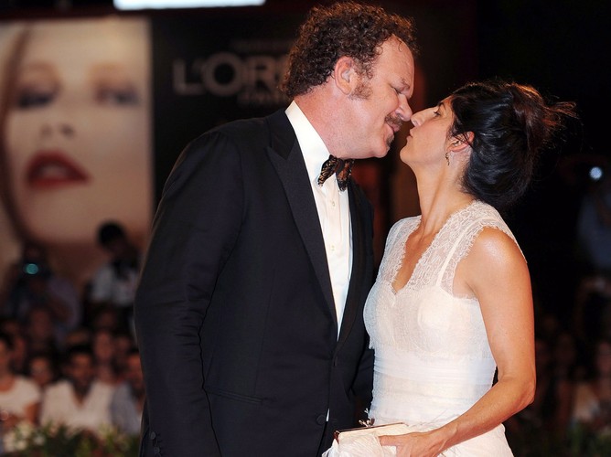 John C. Reilly całuje żonę