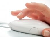 <b>Social shopping </b>
<br></br>
Zauważalnym trendem w sposobie kupowania jest też social shopping, czyli kupowanie pod wpływem opinii internetowych. Przed oraz w trakcie zakupów konsumenci upewniają się, co o interesującym ich produkcie sądzą inni użytkownicy w sieci. Po zakupie coraz częściej klient także dzieli się własnymi spostrzeżeniami  z używania danego produktu. Strumień opinii i ocen zakupów stale się powiększa.