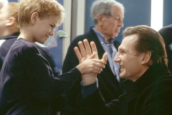 3. Ochronę lotniska można łatwo ominąć, pod warunkiem, że ma się dobre intencje – na przykład gdy trzeba wyznać miłość ukochanej. Kiedy w końcu delikwent zostanie przez ochronę złapany, konsekwencje, jakie ponosi, nie są większe niż pogrożenie palcem czy prztyczek w ucho. Przykład: 'To właśnie miłość'