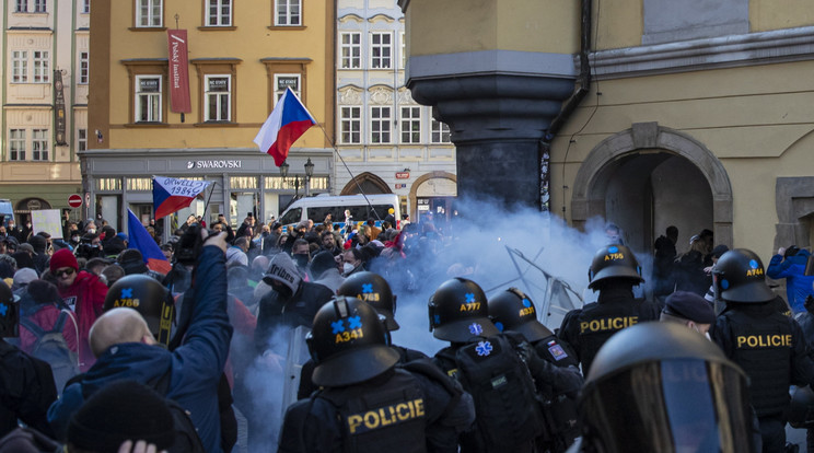 Több száz ember tiltakozott a korlátozások ellen vasárnap Prágában / Fotó: MTI/EPA/Martin Divisek