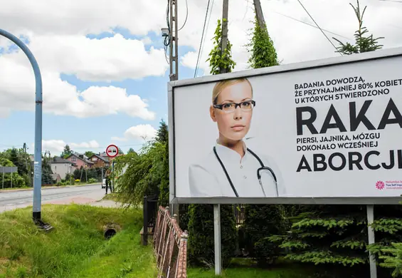 Skandaliczny billboard pod Krakowem. Sugerują związek aborcji z nowotworem