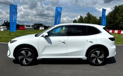 Nowy SUV trzęsie rynkiem. Cena? Ma silnik 220 KM i znika w ciemno