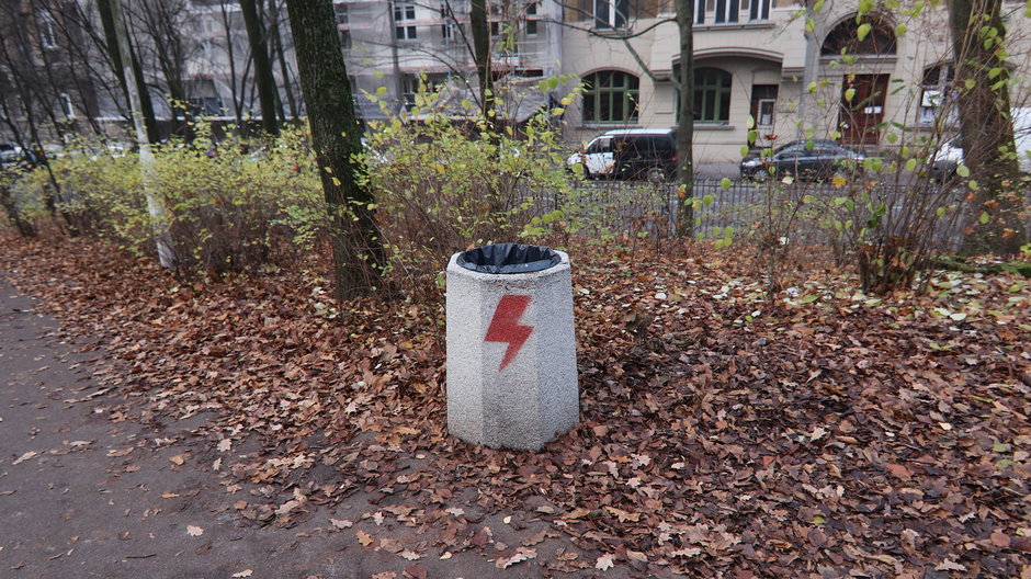 Znak Strajku Kobiet na koszach w poznańskim parku, fot. Palmiarnia Poznańska