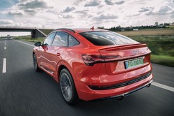 Robert Lewandowski ma nowy samochód. Teraz musi jeździć audi na prąd