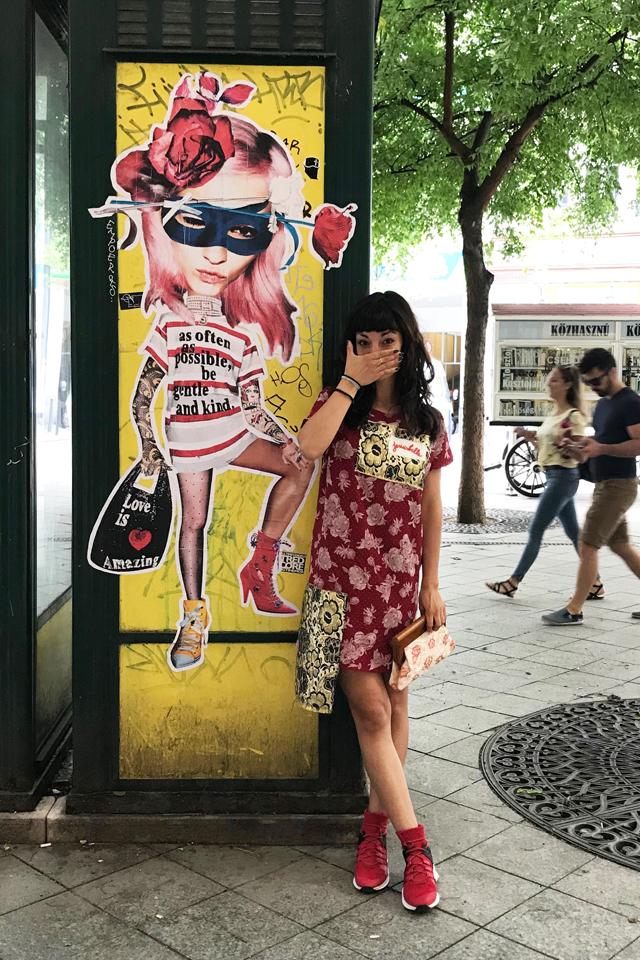 Miss KK mai szettje szuperül passzol a street art babájához - Glamour