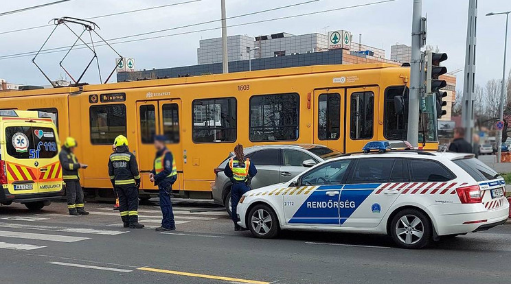 Autó szaladt a villamosba Kispesten / Fotó: Olvasóriporter