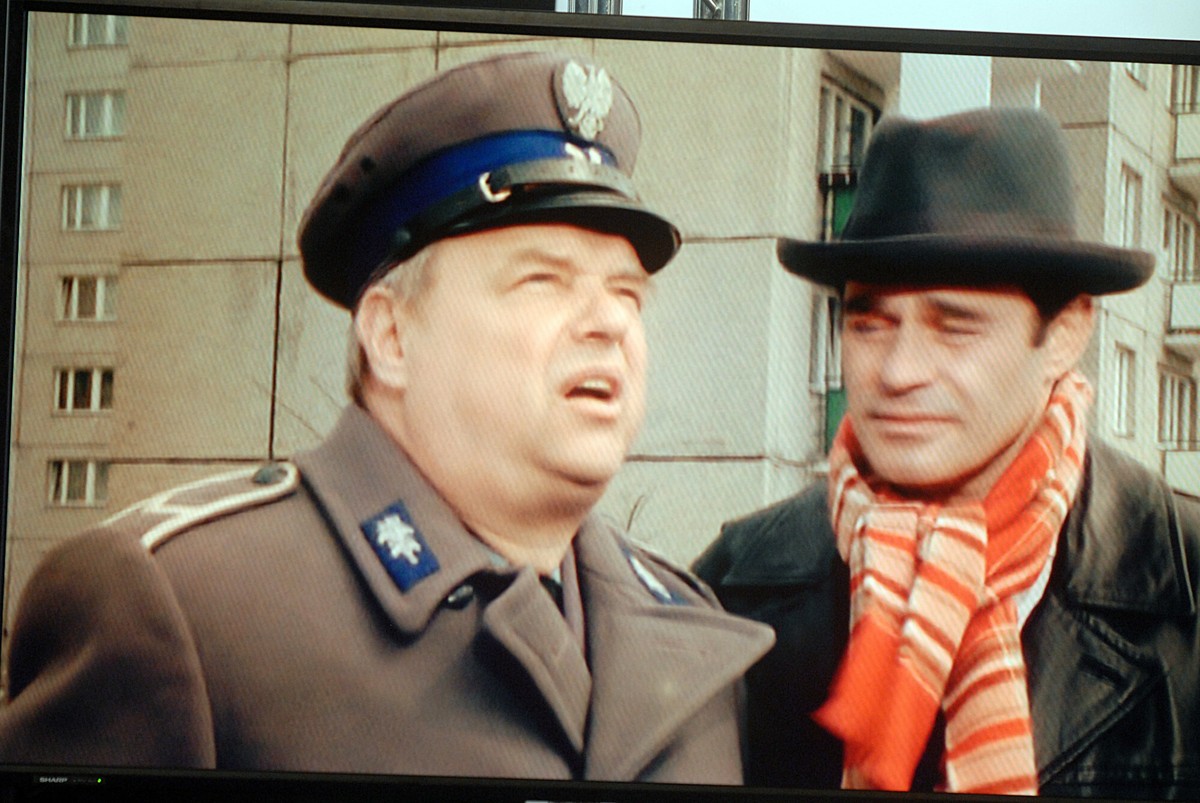 Roman Wilhelmi wcielił się w postać Stanisława Anioła w serialu "Alternatywy 4". Wcześnie Stanisław Bareja zaproponował tę rolę dwóm aktorom
