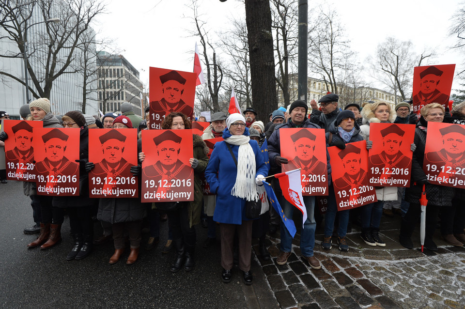 KOD i kluby "Gazety Polskiej". Demonstracje w Warszawie po zamieszaniu w Sejmie