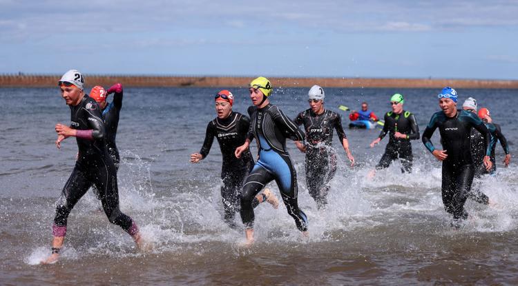 Versenyzők érnek ki a vízből az ominózus sunderlandi triatlon versenyen