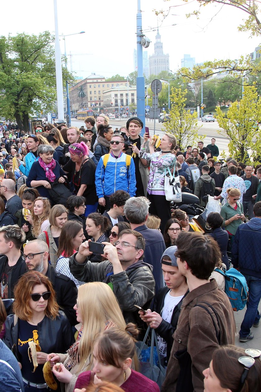 Protest pod Muzeum Narodowym. Tłumy warszawiaków zjadło banany