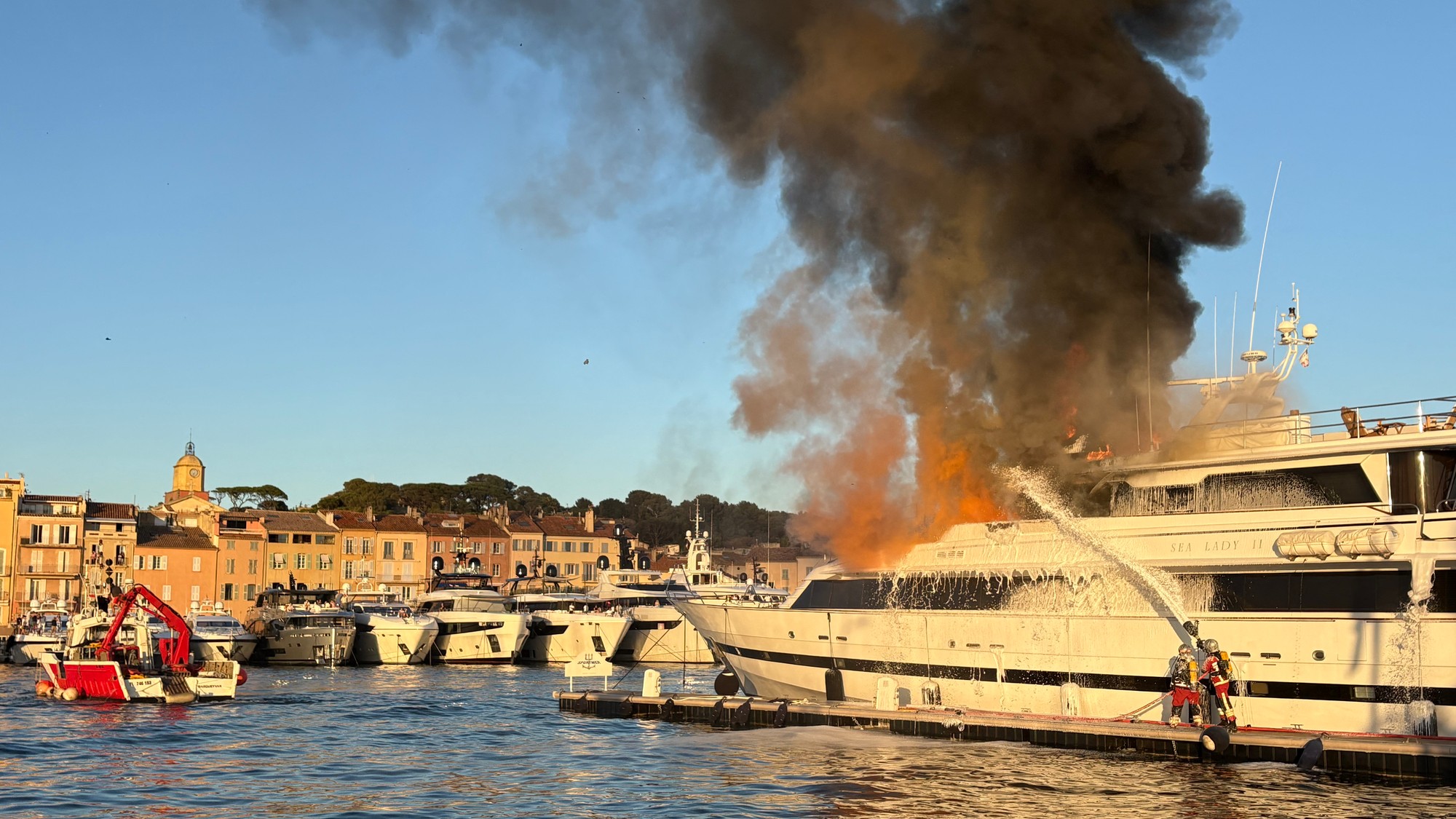 V Saint-Tropez horela superjachta Sea Lady II.