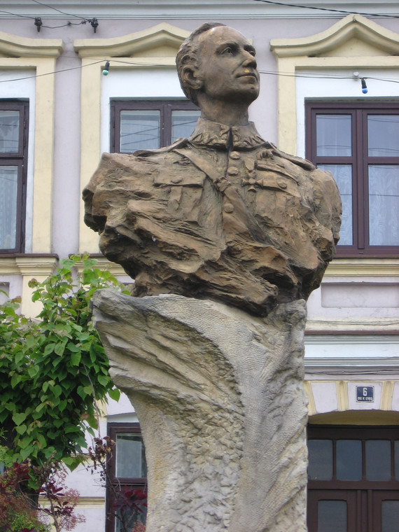Pomnik kpt. Skarżyńskiego w Warcie