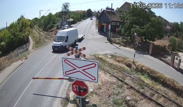 Pružni prelaz u Železniku, kombi zaobilazi polubranike