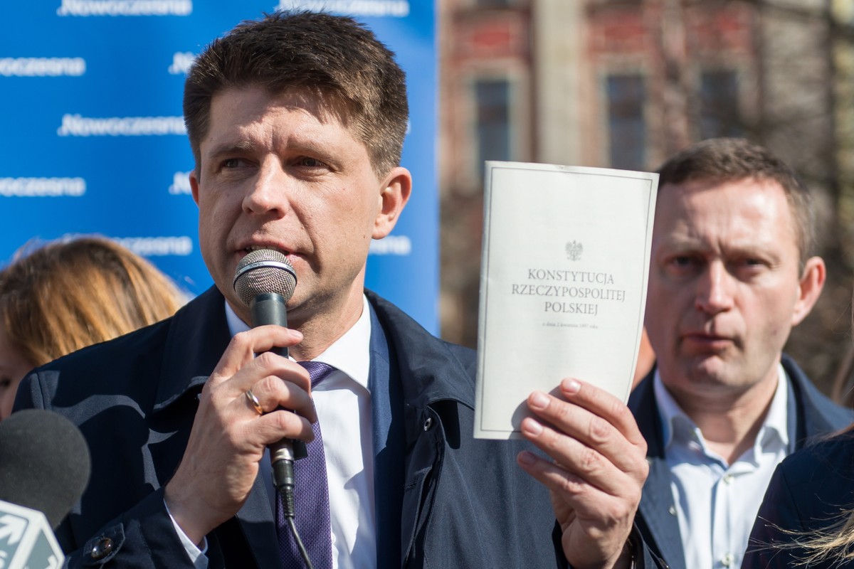 Ryszard Petru rozdawał konstytucję