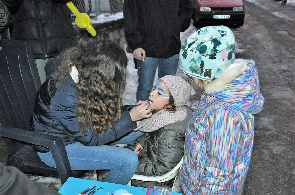 Mališani su iscrtavali svoje lice i tako se maskirali