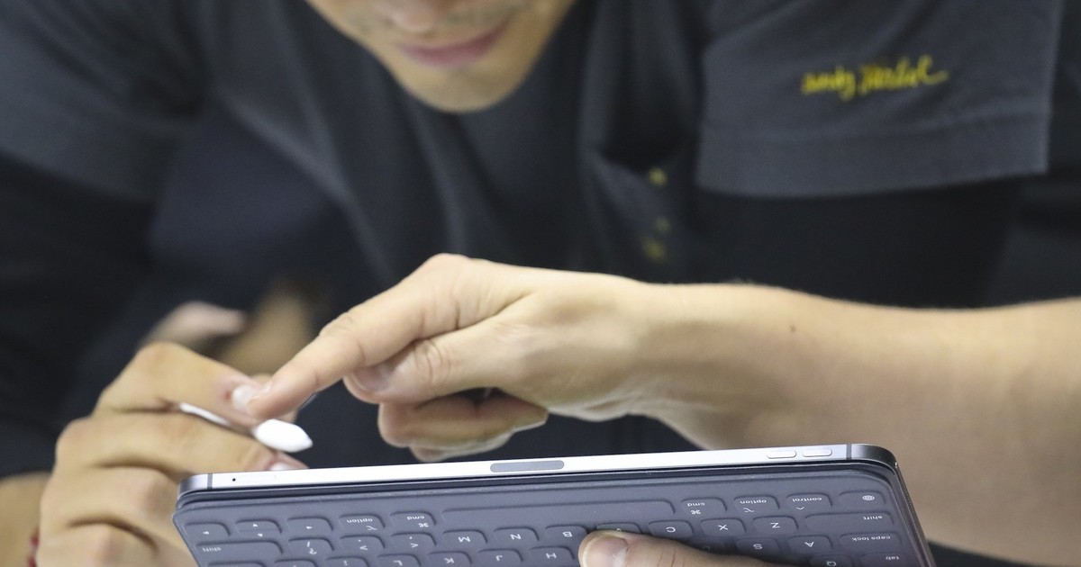 How to undock, move, and split the keyboard on an iPad, to type however