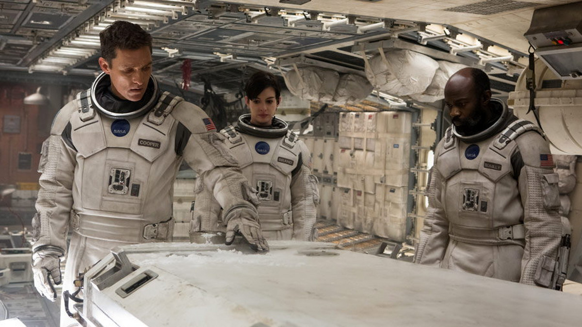 Najnowszy film Christophera Nolana pt. "Interstellar" to dzieło z ambicjami na legendarne science-fiction. Kiedy wyszedłem z seansu nie mogłem jednak oprzeć się wrażeniu, że właśnie opuściłem imprezę, o której epickości zapewniano mnie od lat. Tymczasem okazało się, że było to "tylko" lekko ponadstandardowe, cotygodniowe, piątkowe picie - wielka walka genialnych minut z doskwierającym bólem głowy.