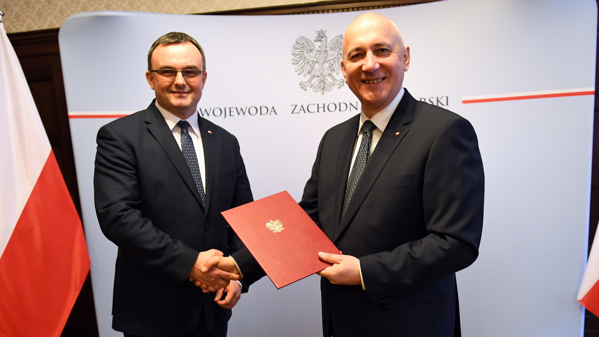 Tomasz Hinc z Prawa i Sprawiedliwości został dziś mianowany nowym wojewodą zachodniopomorskim. Nominację wręczył mu minister MSWiA, Joachim Brudziński. - Region wiele zyska na nowym wojewodzie - mówił podczas uroczystości.