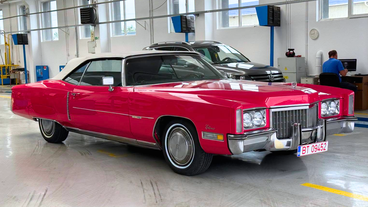 Un Cadillac de 5,7 metri a întors priviri la RAR Botoșani. Decapotabila din 1972 are motor V8 de 8,2 litri
