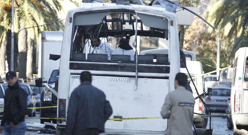 Tunisian forensics police inspect a Tunisian presidential guard bus at the scene of a suicide bomb attack in Tunis, Tunisia November 25, 2015. REUTERS/Zoubeir Souissi